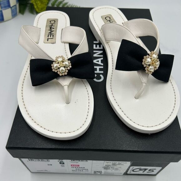 CHANEL Shoes - Women’s Chanel bow thong leather sandal size 39 made in Italy